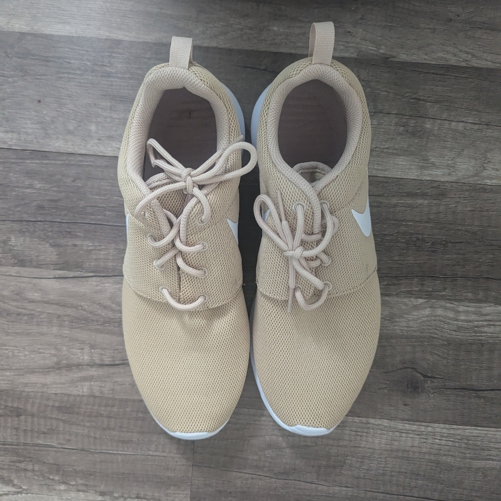 Brand New Without Tags Tan Size 10 Women's Nike Running Sneakers - Picture 4 of 6